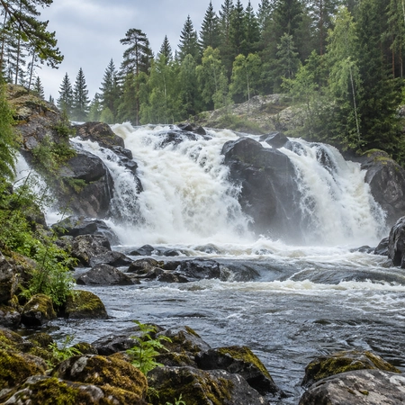 Водопад белые мосты в Карелии днем