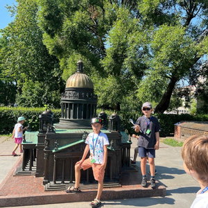 дети возле макета Исаакиевского собора