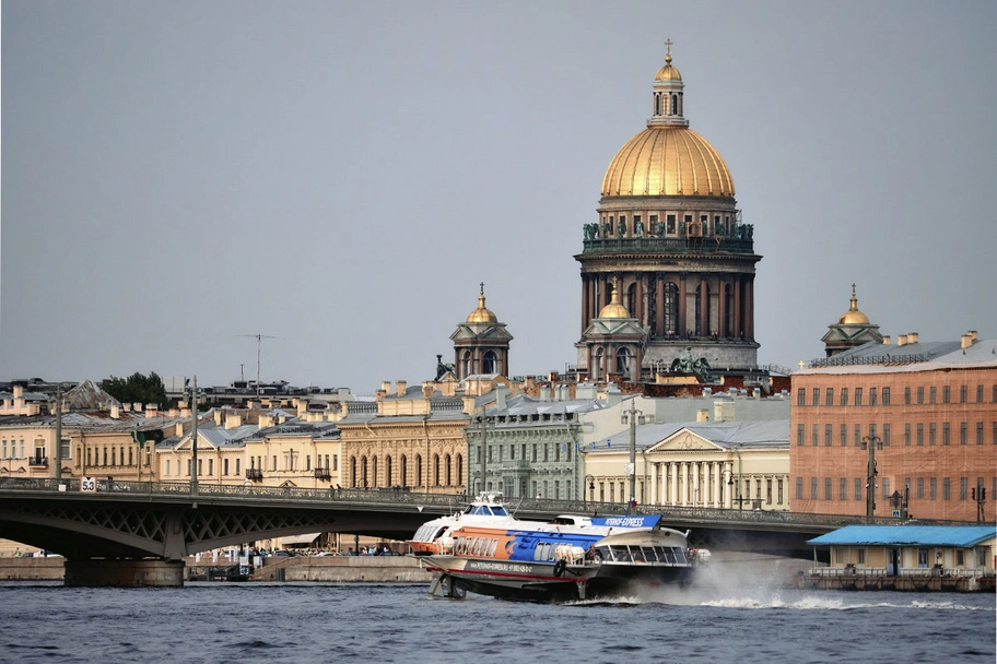 "Метеор" в Санкт-Петербурге: увлекательные водные экскурсии на больших скоростях!