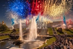 Фейерверк на празднике открытия фонтанов поражает своим размахом!