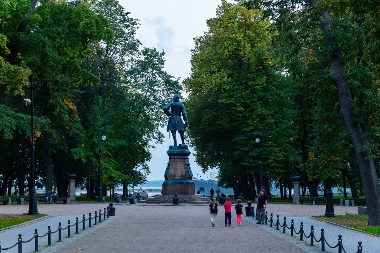 Посещение Кронштадта и Петергофа за один день